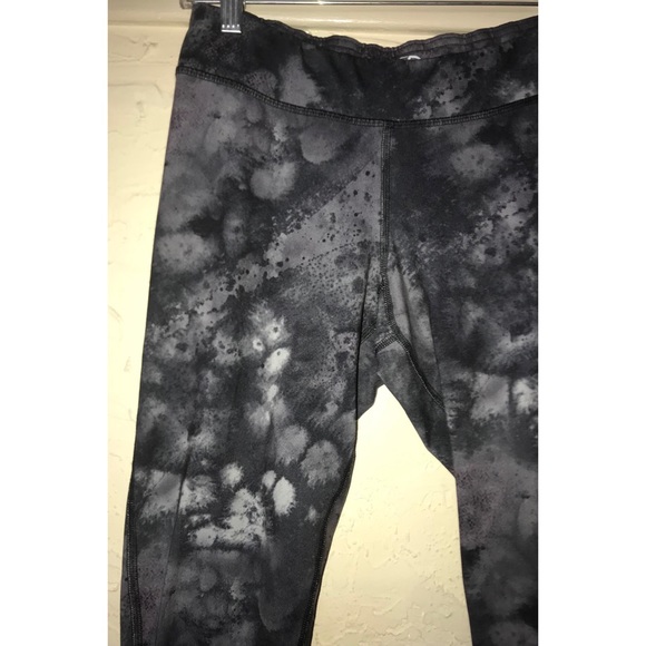 Champion Athletic Leggings, Black/Grey Abstract Design, Size Medium - Picture 6 of 17